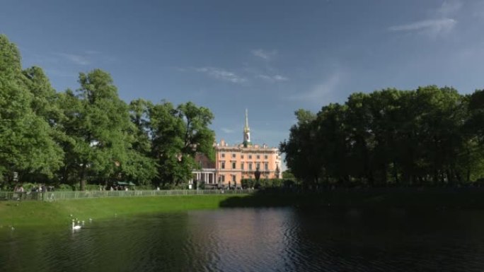 古代历史建筑，可以看到公园和湖泊，米哈伊洛夫斯基城堡
