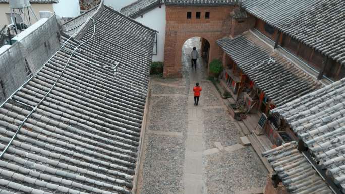 云南旅游大理剑川沙溪游客石头路古镇屋顶