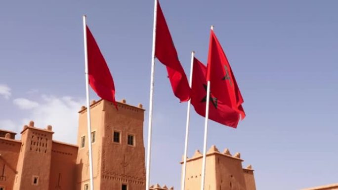 在摩洛哥瓦尔扎扎特 (Ouarzazate) 悬挂摩洛哥国旗的卡斯巴 (Kasbah)。传统南摩洛哥