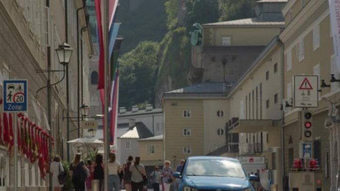 伟大的萨尔茨堡节日建筑，节日期间有旗帜，背景是堡垒