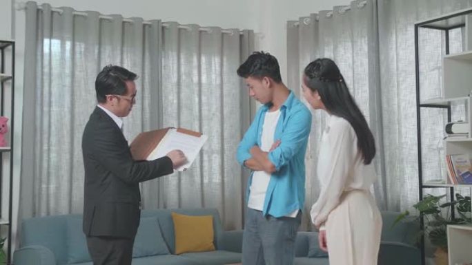 亚洲房地产经纪人向一对夫妇解释房屋买卖合同