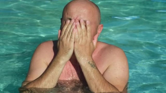 男子因极端高温而在游泳池水中逃脱高温
