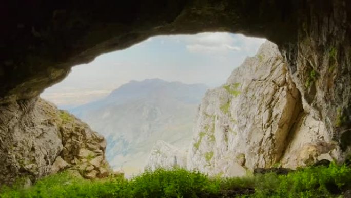 从山顶神秘迷人的洞穴里可以看到壮观的景色