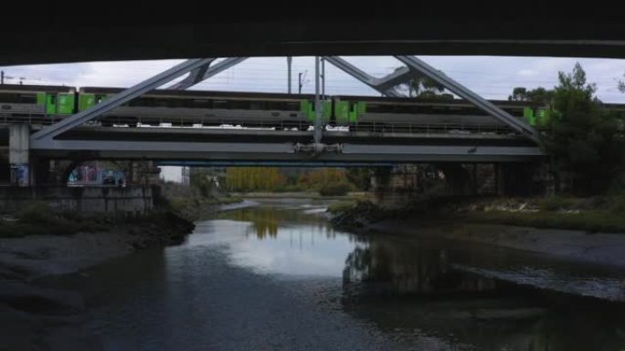 无人机拍到里斯本一列火车经过桥下