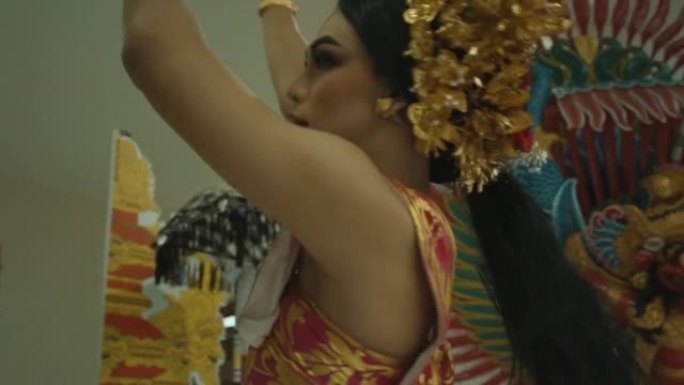 美丽的亚洲女子在艺术表演中穿着迷人的巴厘岛服装跳舞