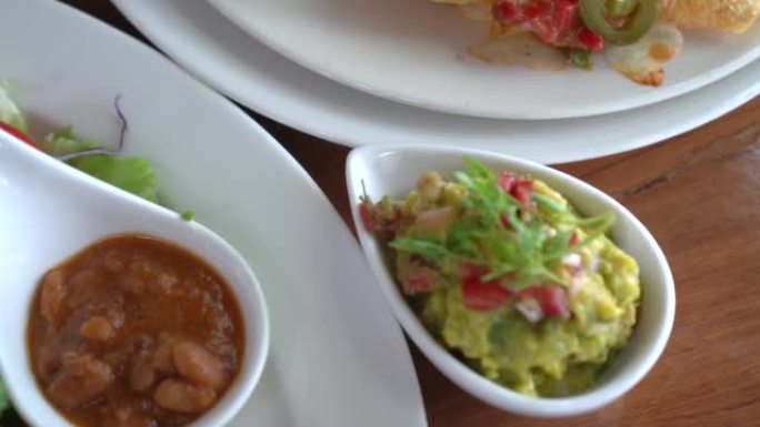 切玉米饼玉米饼，配以鳄梨沙拉和墨西哥酱，著名的墨西哥食物