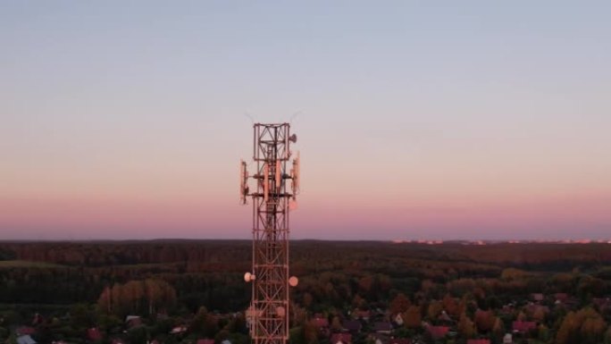 塔式天线电信手机的鸟瞰图，蜂窝5g 4g手机的无线电发射器。蜂窝移动信号提供高速4g和现代5g流量网