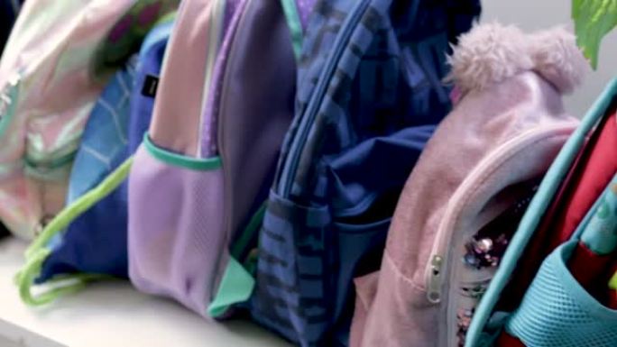 儿童背包坐在学龄前走廊