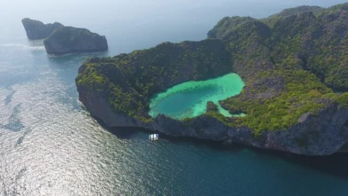 鸟瞰图美丽的热带白色沙滩和位于缅甸拉廊安达曼海Cocks Comb岛的浮潜点。