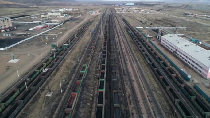 煤矿、铁路、热电厂、交通枢纽。为煤炭开采服务的基础设施。从上方观看