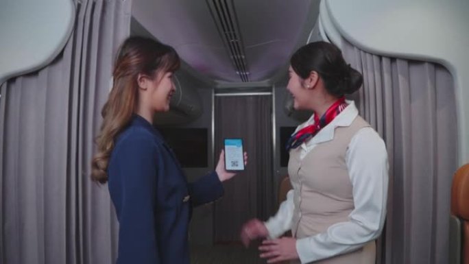 亚洲女商人在智能手机上展示电子登机牌