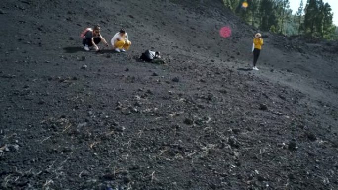特内里费岛泰德国家公园奇涅罗火山周围的团体旅行者。去任何地方。另一个星球的表面。慢动作镜头