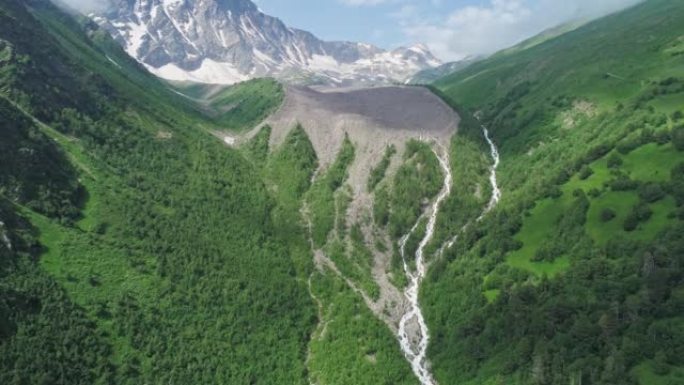 北高加索切get山的天线。埃尔布鲁斯地区东古兹·奥伦-切格特-卡拉巴希风景如画的白雪皑皑的山峰。令人