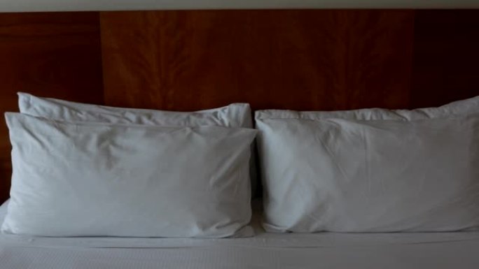 一张完美的大号床，有干净的白色枕头和床单