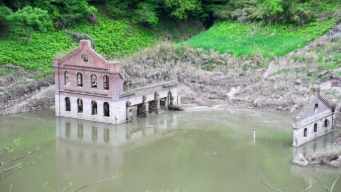 Sogi电厂残留的美丽砖头被淹没