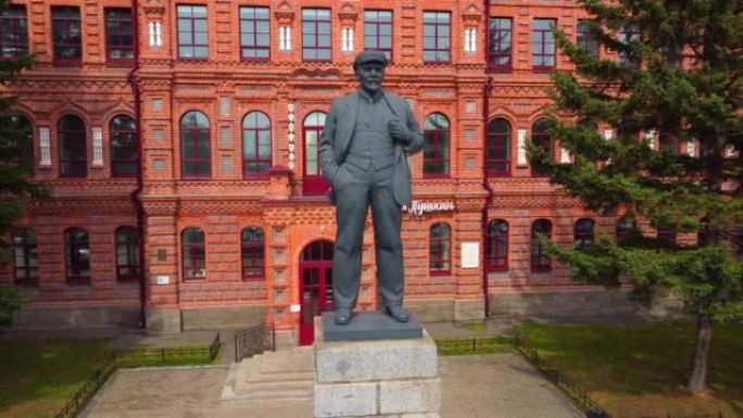 哈巴罗夫斯克同名广场上的列宁纪念碑。