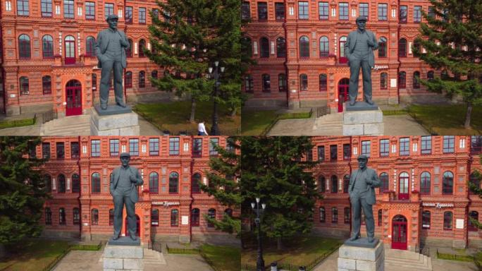 哈巴罗夫斯克同名广场上的列宁纪念碑。