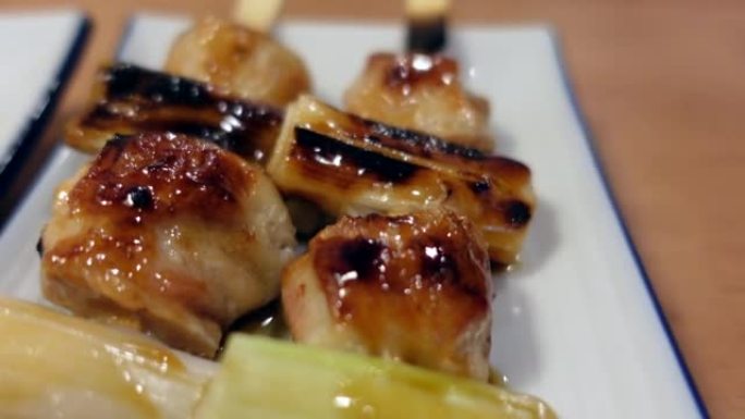 日本烤鸡肉串烤肉配葱盐和石灰居酒屋烧烤菜单