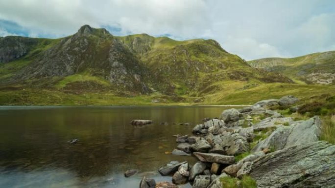 威尔士班戈格温内德斯诺多尼亚的Y Garn山和Llyn Idwal景观-4k延时 (向上倾斜)