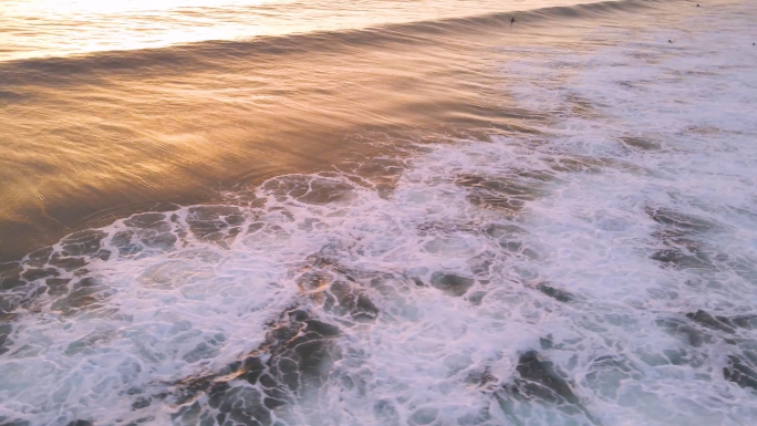 海边浪花沙滩