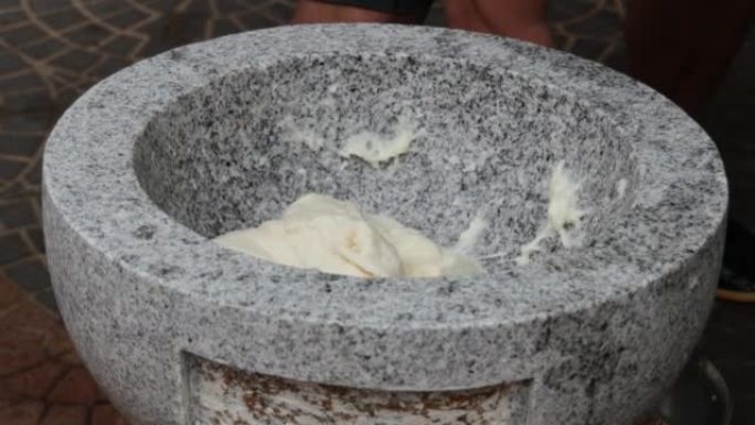 日本新年的饮食传统，在大石头碗里打年糕