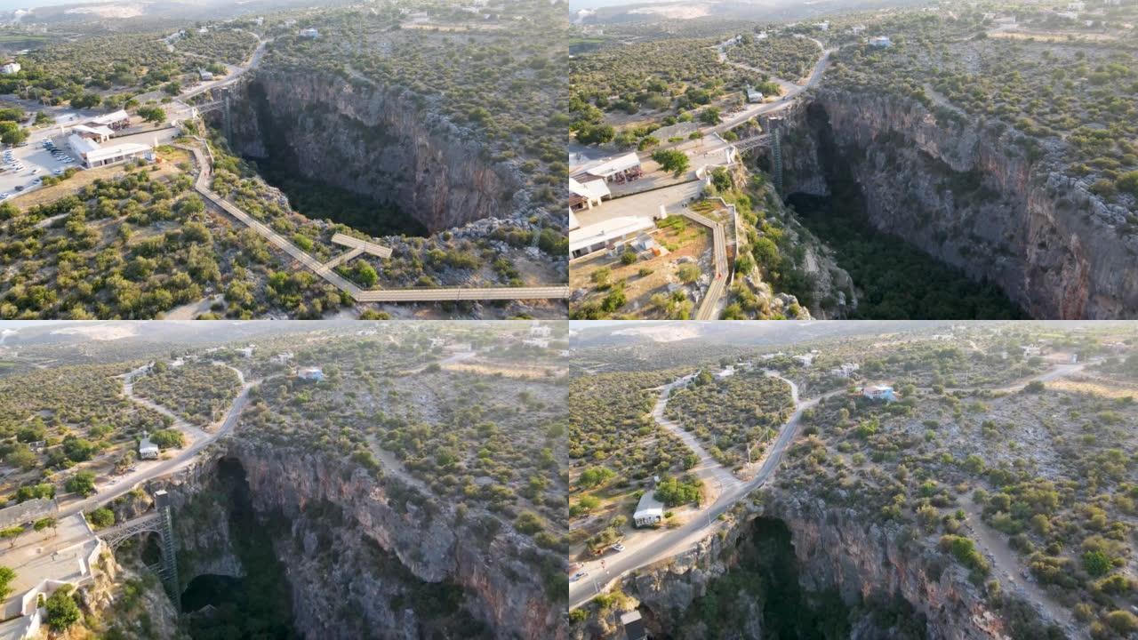 天堂山洞和地狱洞穴的鸟瞰图 (Chasm of Heaven and Pit of Hell)