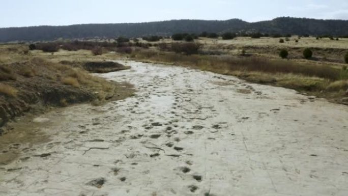 科曼奇国家草原上的恐龙足迹。科罗拉多州的军政府。-4k空中无人机镜头