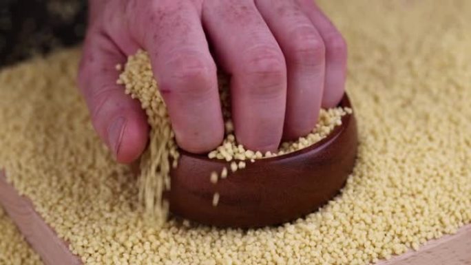 从小麦或小米中取一碗生麦片粥蒸粗麦粉