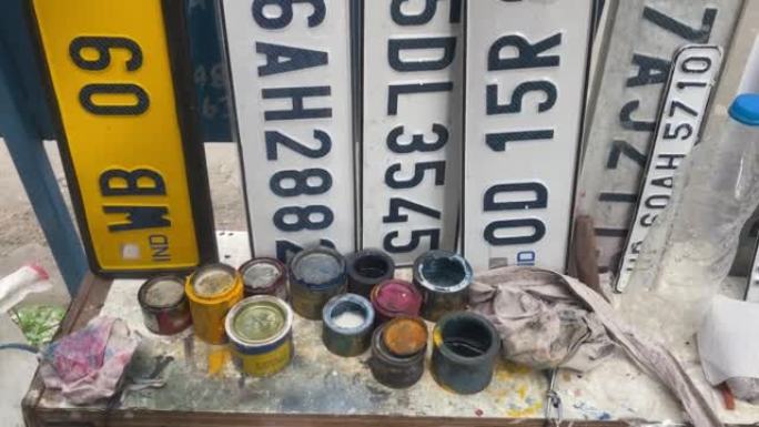 在加尔各答的街道上绘制了一堆车辆牌照的视频。印度