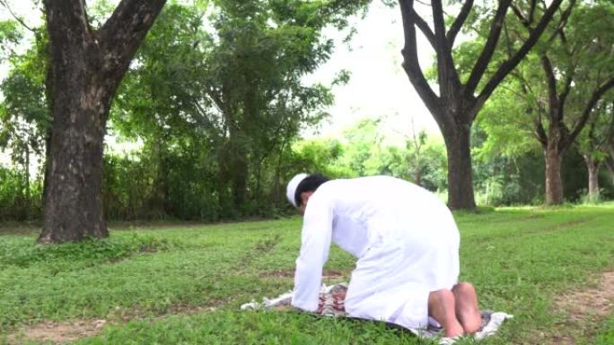 穆斯林男子在公园祈祷