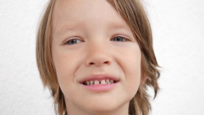 牙齿参差不齐的可爱微笑男孩或女孩的肖像