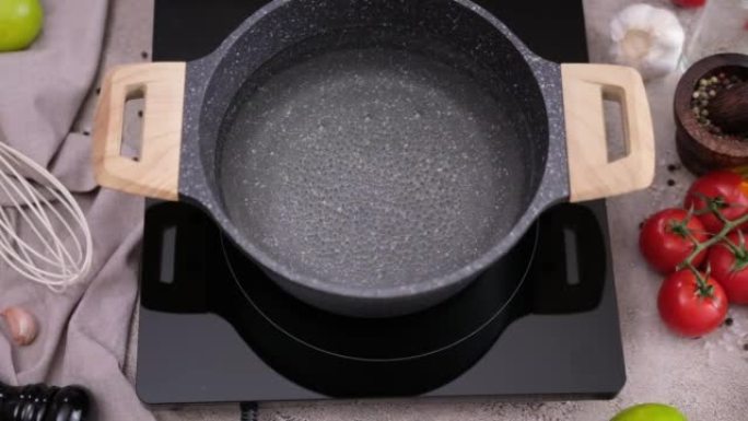 家用厨房电磁炉锅中煮沸的水