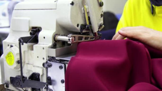 裁缝在电动缝纫机上工作