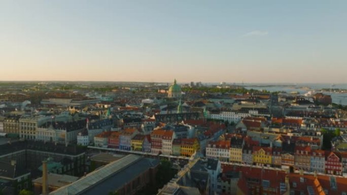 黄金时段的城市景观。Nyhavn的彩色建筑和著名的Frederiks教堂的大圆顶。丹麦哥本哈根