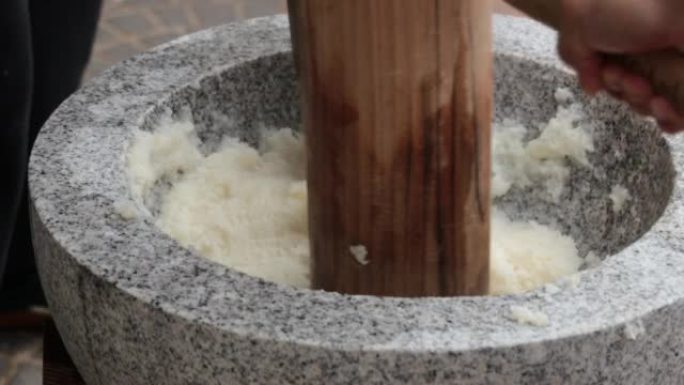 日本新年的饮食传统，在大石头碗里打年糕