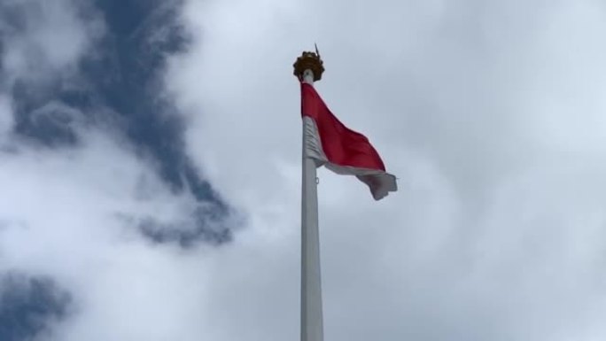 印度尼西亚国旗飘扬，从视野