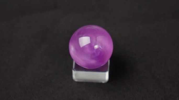 紫晶石，用于珠宝制作的紫色水晶石。黑色背景。选择性聚焦