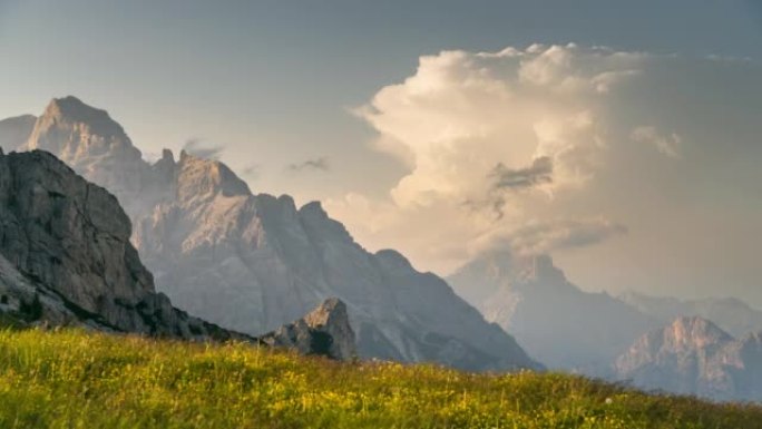 从多比亚科附近的兰德罗山谷 (Valle di Landro) 看到，在拉瓦雷多 (Tre Cime