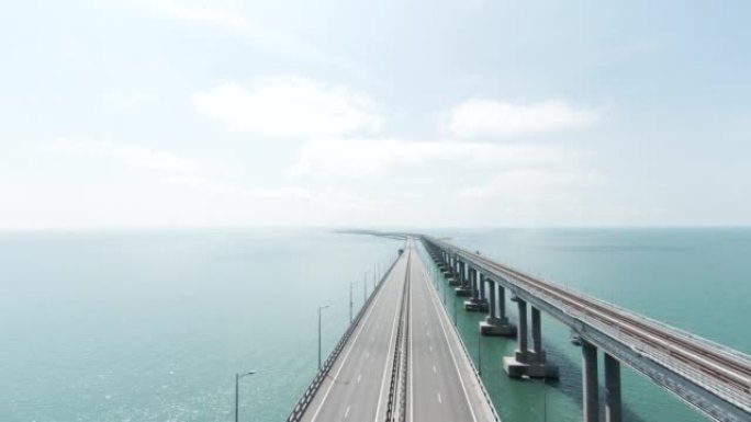 跨海的长桥公路俯视图。行动。美丽的风景，绿松石海上有铰接的白色桥。晴天与公路跨海大桥