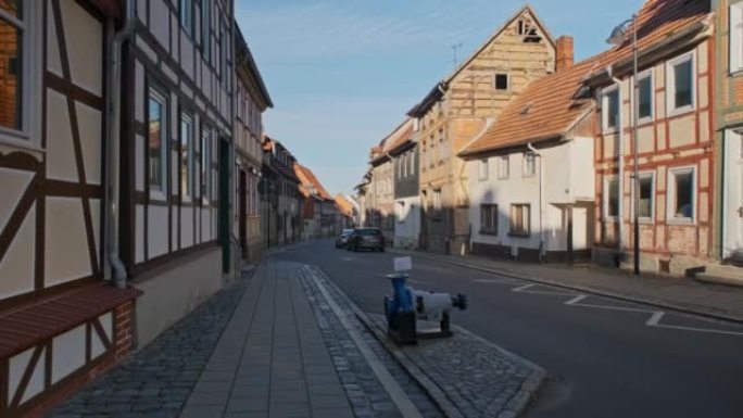 摄影机:德国的中世纪小镇布莱希罗德。古老的城市街道。