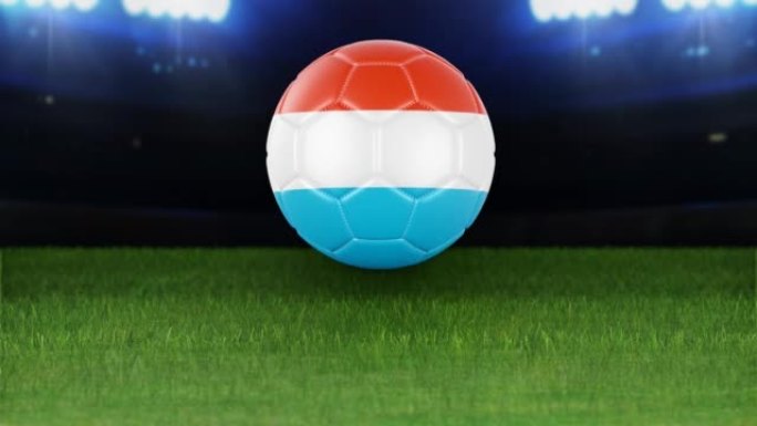 卢森堡国旗足球，带灯跳入体育场。足球场和球，4k分辨率，循环-股票视频