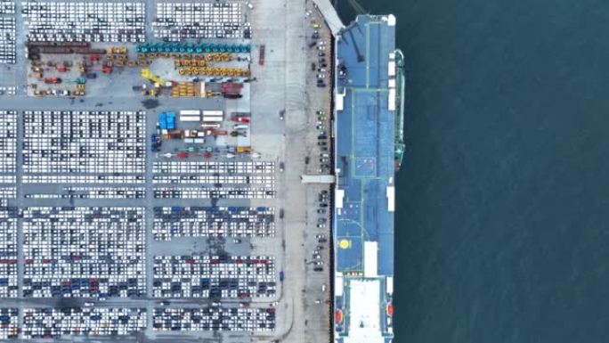 许多运行货船的新车，用于进出口运输的滚装船货代服务船，物流运输经销商在横滨的汽车出口码头