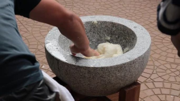 日本新年的饮食传统，在大石头碗里打年糕