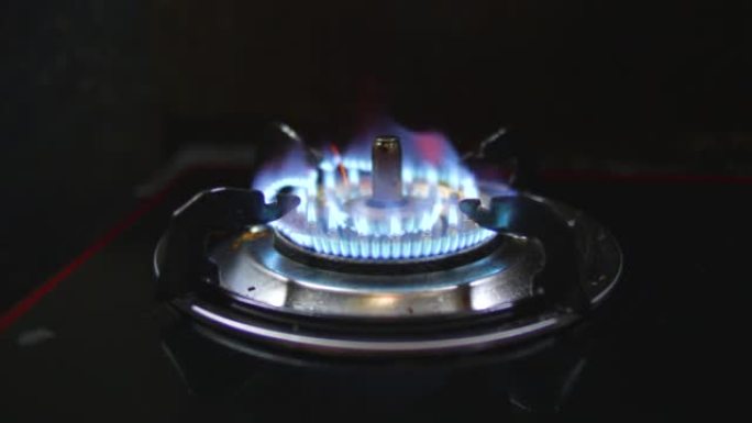 炉子上的蓝色火焰煤气灶液化气火光
