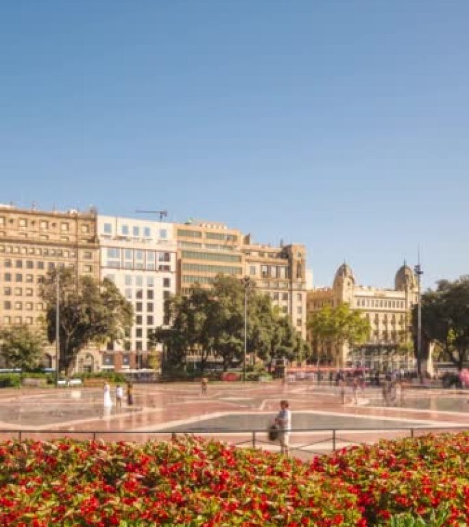 加泰罗尼亚广场的延时。加泰罗尼亚广场或加泰罗尼亚广场被认为是巴塞罗那市中心。
