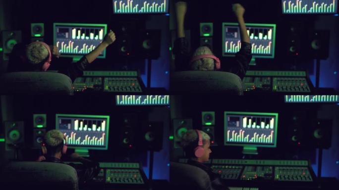 在音乐录音棚工作的年轻女性 -- 在制作室内混音的女性音频工程师