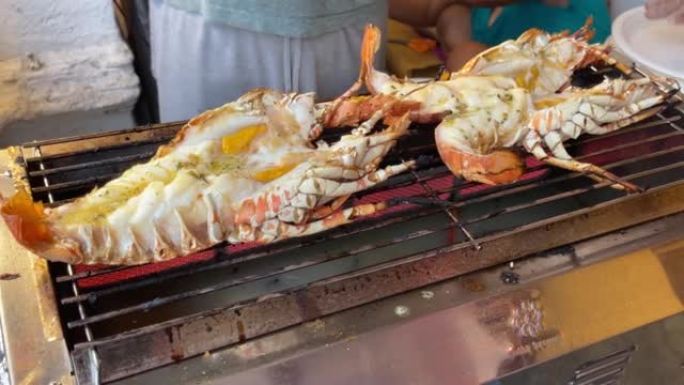 龙虾在海鲜餐厅的烧烤餐厅开张一半