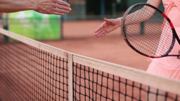网球运动员在网上等待握手，公平竞争，户外活动