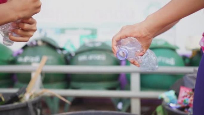 双手拧塑料瓶减少废物管理空间