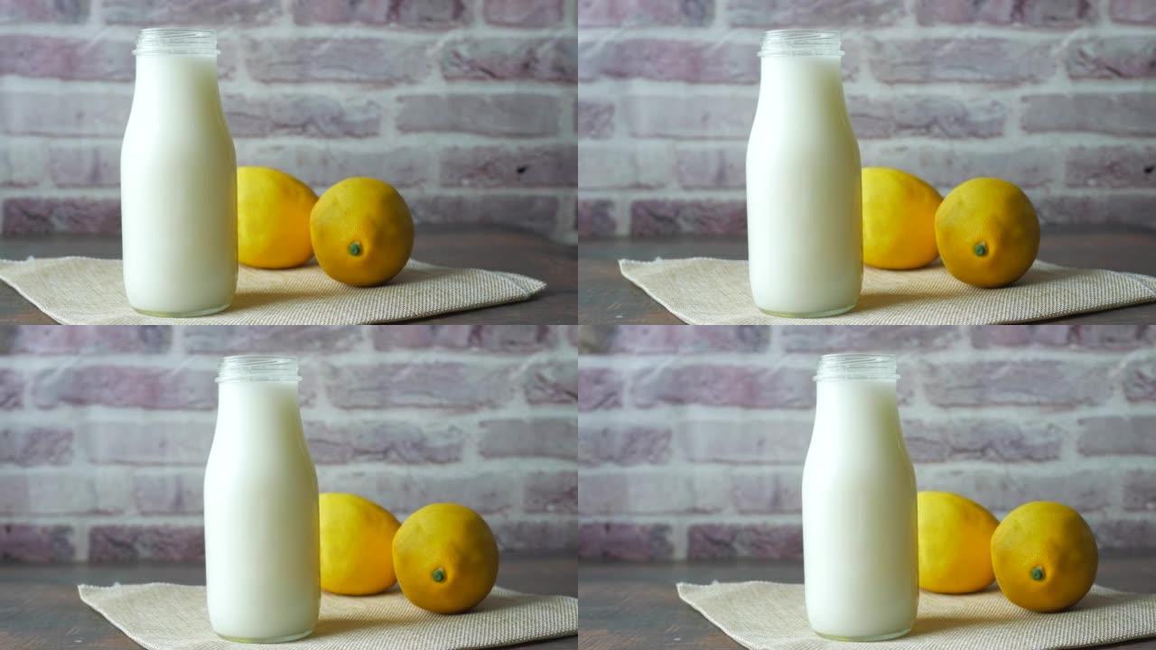 桌上的一杯牛奶和柠檬